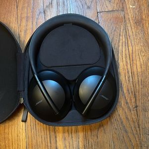 Bose Noise Cancelling Headphones 700 . Look like brand new just used 3 month